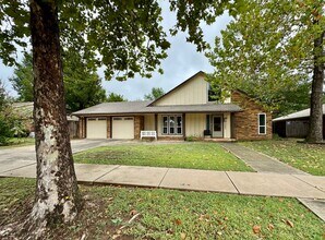 Building Photo - 3604 Jim Robison Dr