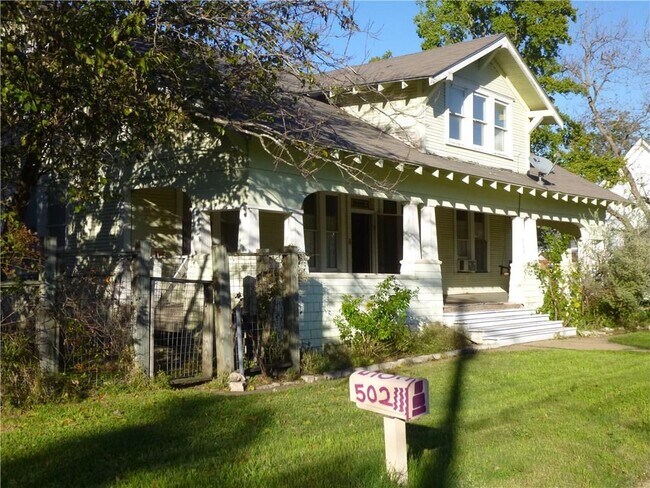 Building Photo - 502 W 10th St