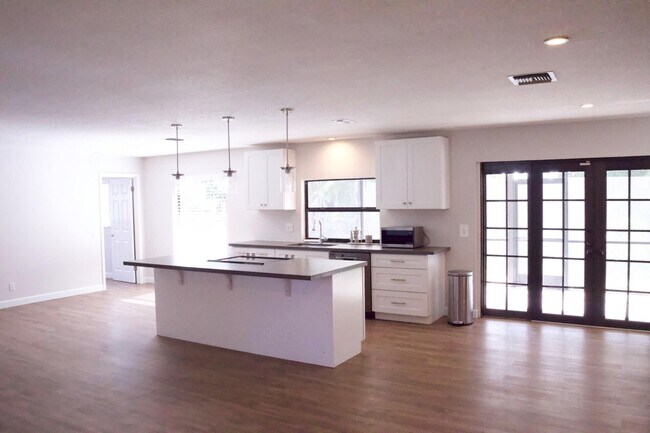 Foto del edificio - 700 N Perry Ave