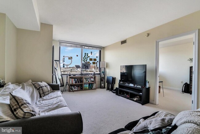 Foto del edificio - 2451 Midtown Ave