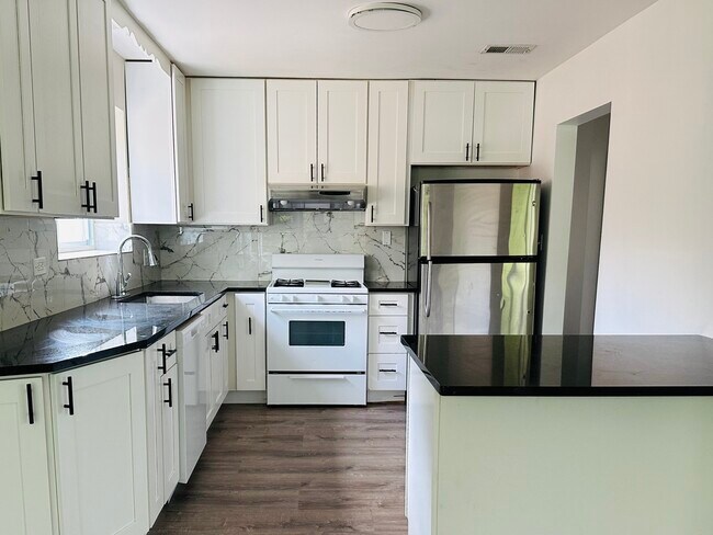 Foto del edificio - 8638 Trumbull Ave