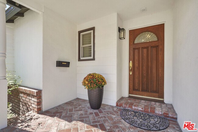 Foto del edificio - 4875 Bluebell Ave