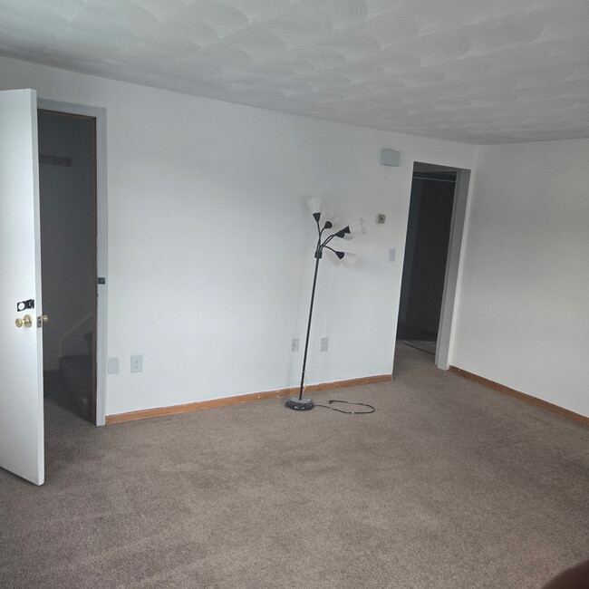 Building Photo - 410 Moosic Rd