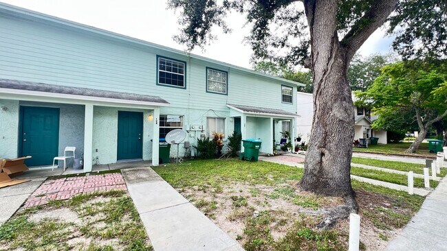 Foto del edificio - BEAUTIFUL 2 Bed/2 Bath Townhome in Winter ...