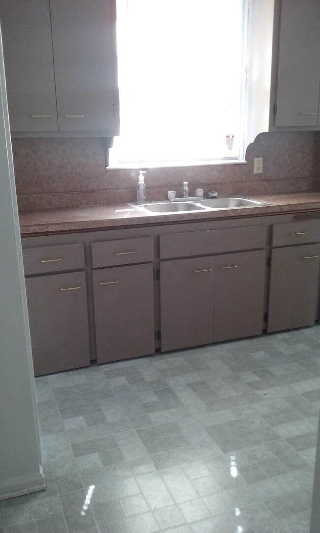 Kitchen - 19446 Pierson St