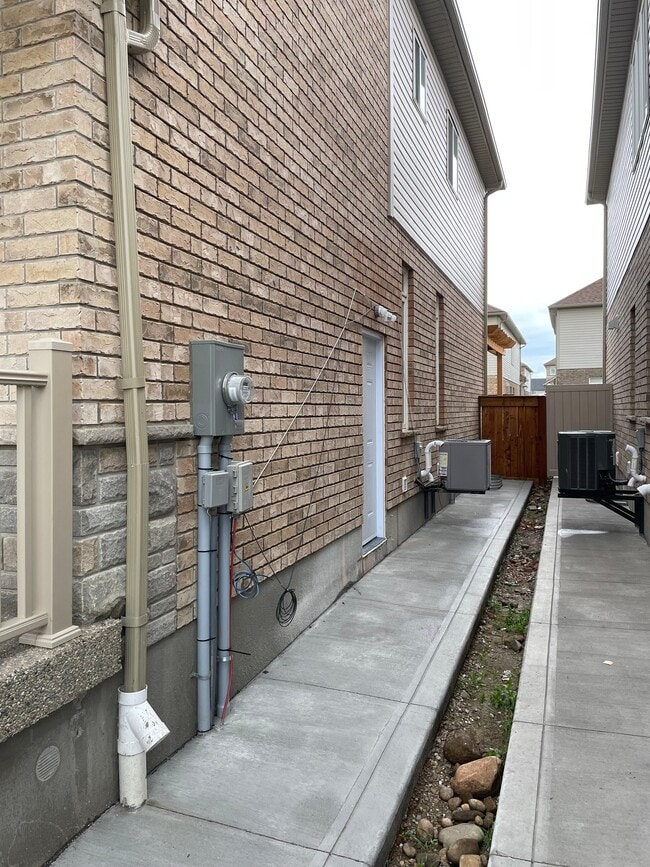 Building Photo - 336 Rivertrail Av