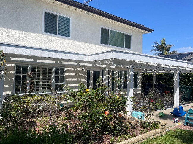 Building Photo - Remodeled Huntington Home!