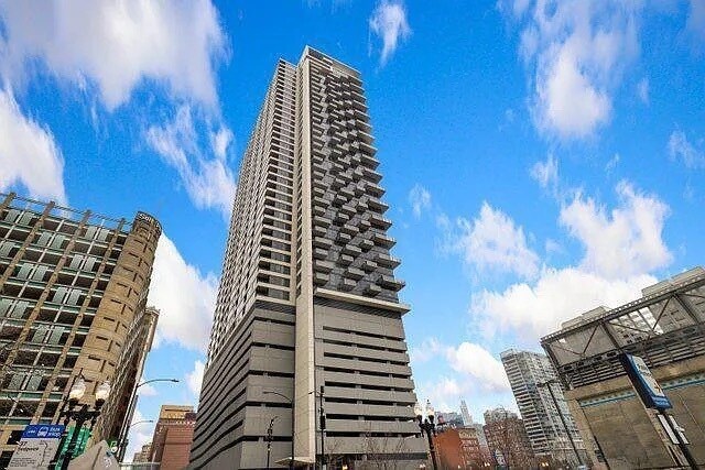 Foto principal - 235 W Van Buren St