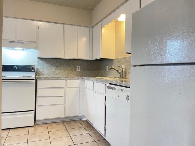 Foto del edificio - 2 Bedroom 1.5 Bath 2 Story Duplex!