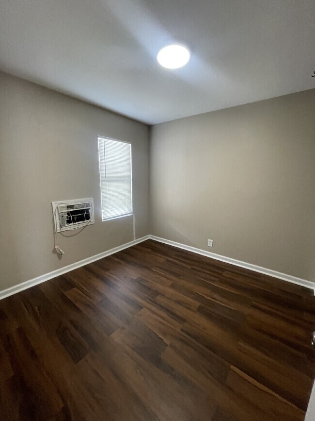 Building Photo - Updated 2 bedroom, 1 bathroom apartment wi...