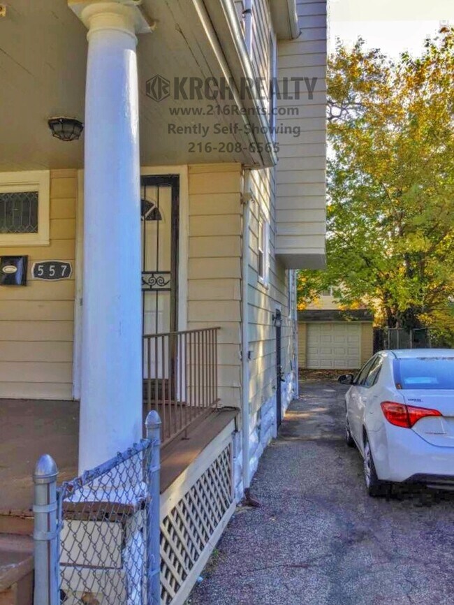 Building Photo - 557 E 117th St
