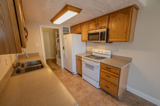 Building Photo - 2-Story Townhouse, 3 Bedrooms with 1 Car G...