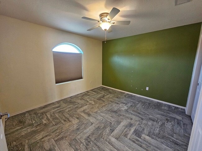 Building Photo - Beautiful Golf Course Area Home with 4 Bed...