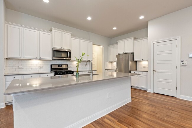 Building Photo - Beautiful 3 bedroom, 2.5 bathroom home in Summerrow Condos!!!