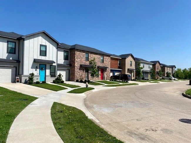 Building Photo - Beautiful Townhome