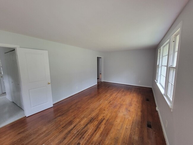 Building Photo - 2014 Bluemont Dr