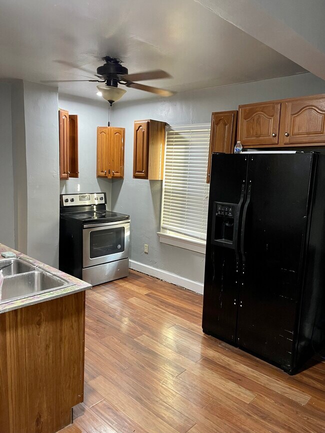 Kitchen - 276 Westwood Ave