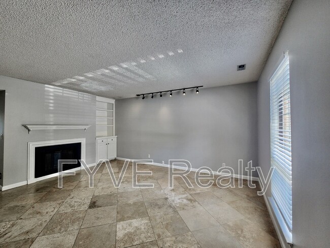 Building Photo - 737 Fox Ridge Dr