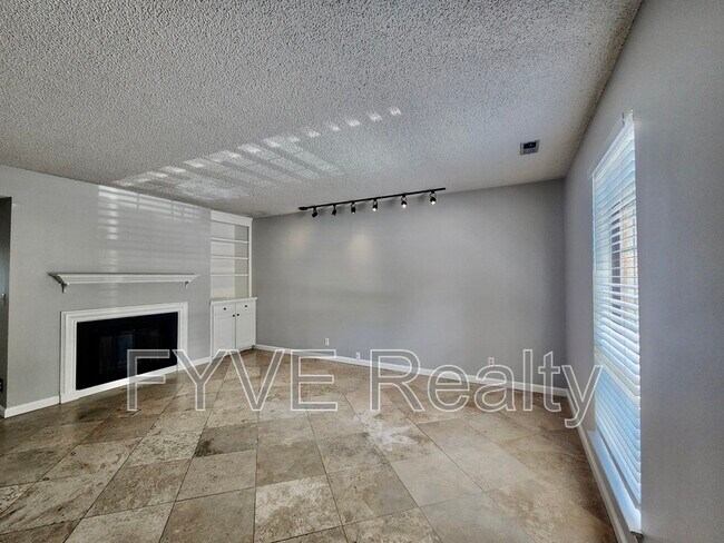 Foto del edificio - 737 Fox Ridge Dr