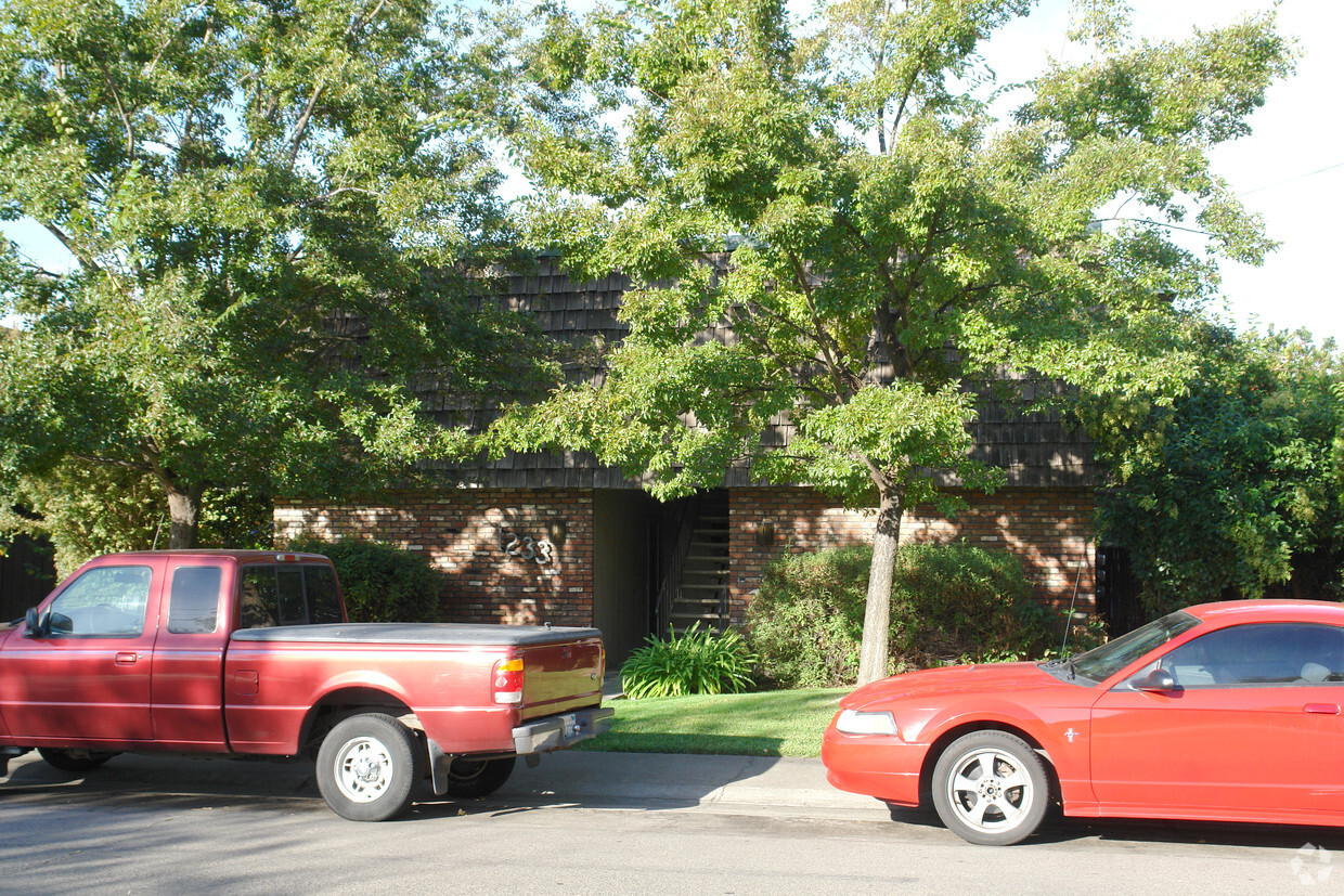 Building Photo - 1229-1233 Jonas Ave