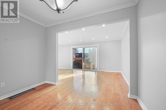 Building Photo - 890 Cahill Dr W