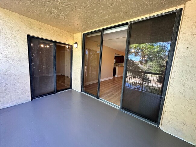 Foto del edificio - 5661 Riverside Dr