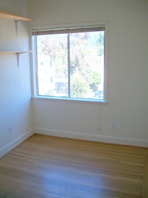 Foto del edificio - Newly Remodeled corner unit small 2-bedroom with a full kitchen and lots of light