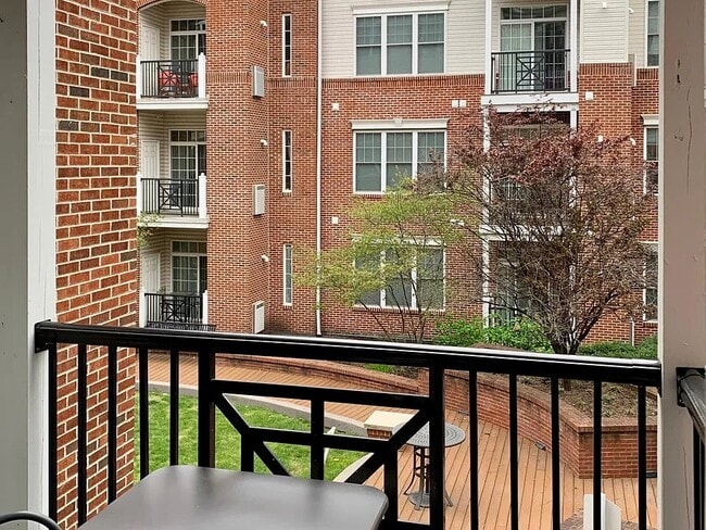 Building Photo - 200 W Elm St