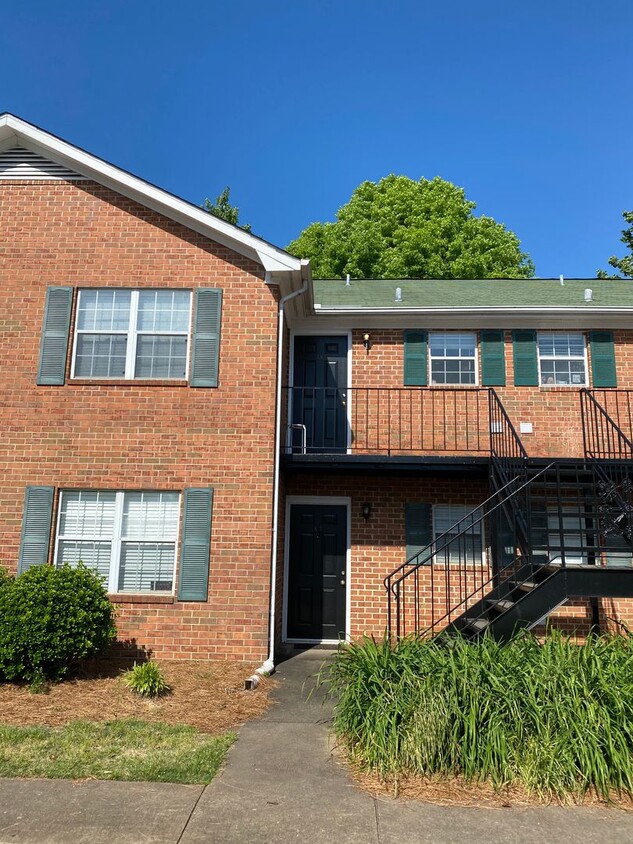 Primary Photo - Milledge Place Upstairs Condo!