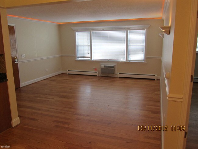 Building Photo - 1 br, 1 bath  - 4929 N East River Rd Unit 2A