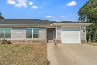 Building Photo - 640 Hidden Springs Dr