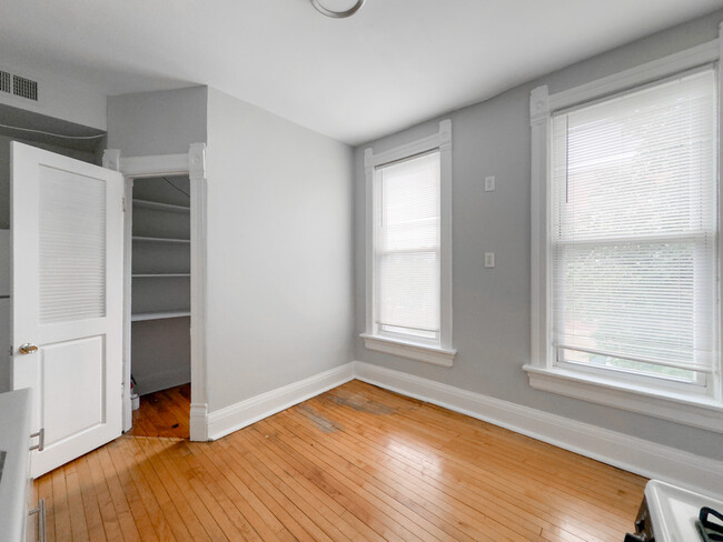 Building Photo - 1521 W Leland Ave