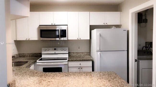 Foto del edificio - 18326 NW 68th Ave  D Hialeah Fl 33015