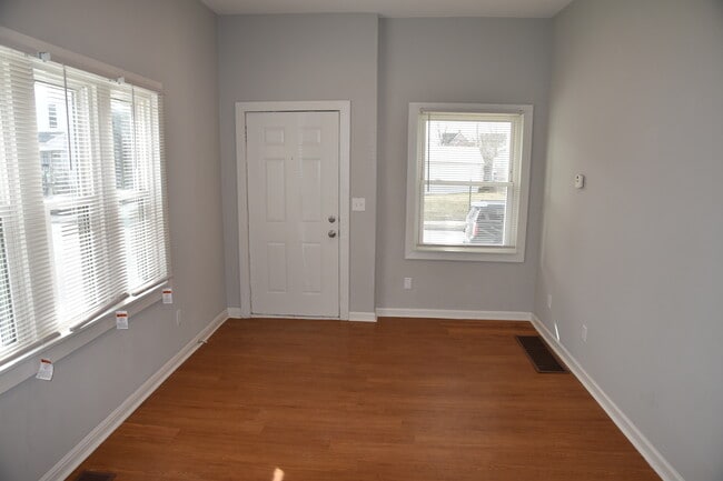 Building Photo - 352 E Hinman Ave