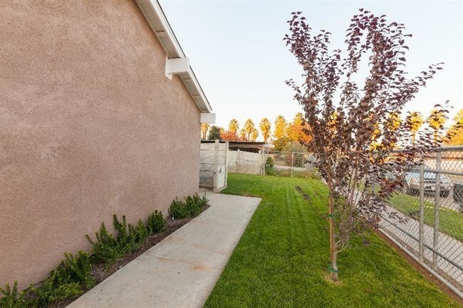 Building Photo - 810 S Adler Ave