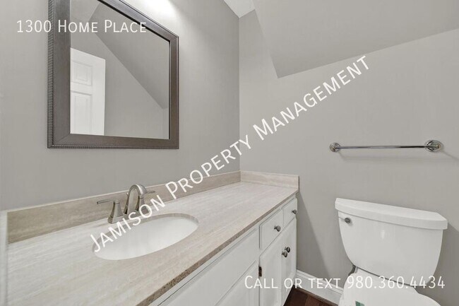 Foto del edificio - 1300 Home Pl