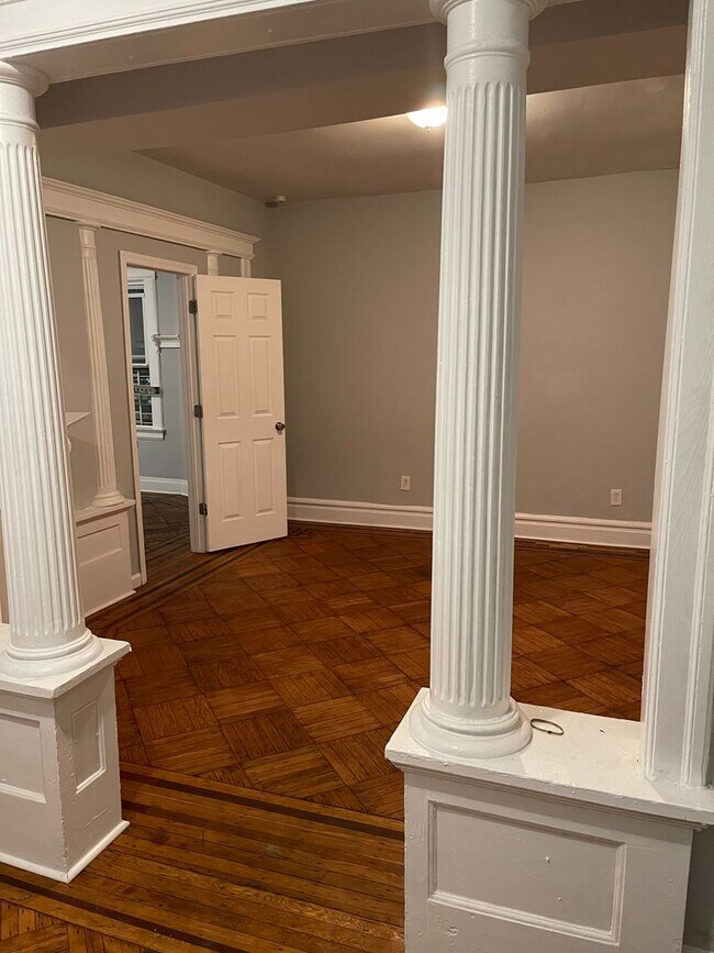 Building Photo - SPACIOUS NEWLY RENOVATED SINGLE FAMILY REN...