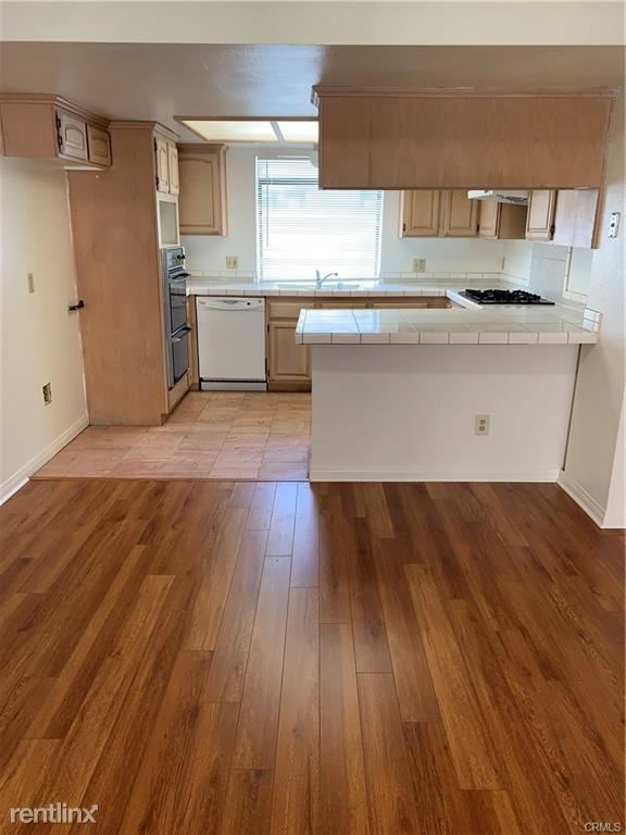 Building Photo - 4 br, 3 bath Condo - 9116 Huntington Dr Apt C