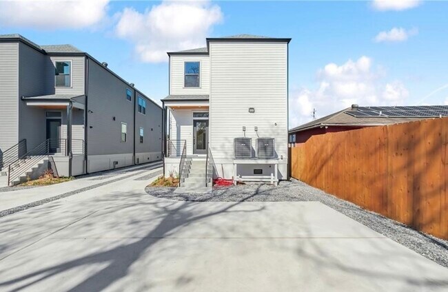 Foto del edificio - 1362 Harrison Ave