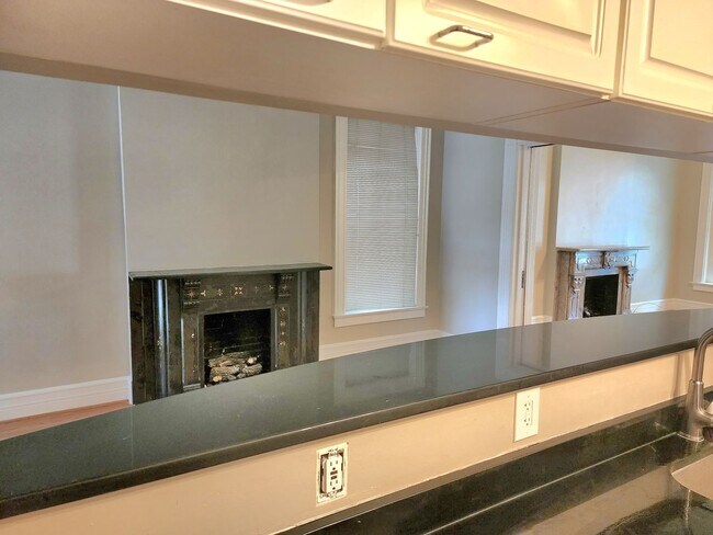 Building Photo - Luxurious Living in Lafayette Square!