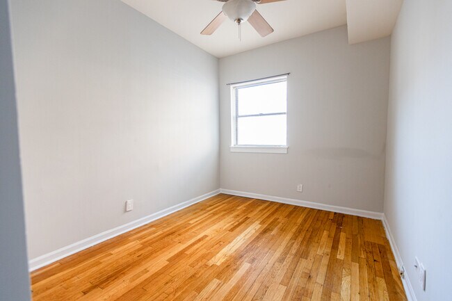 Foto del edificio - 1047 W Montrose Ave