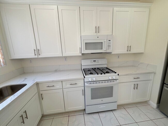 Foto del edificio - Very clean and upgraded 4 bedroom home in Buena Park