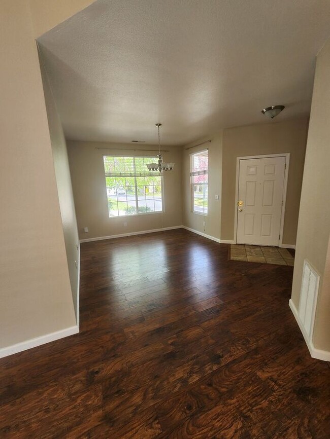 Building Photo - Desirable gated community
