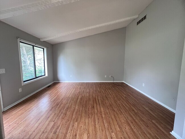 Foto del edificio - Four Bedroom Large Duplex in Kentwood Scho...