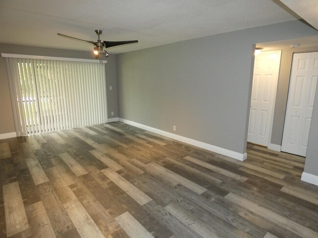 Foto del edificio - 11152 W Sample Rd