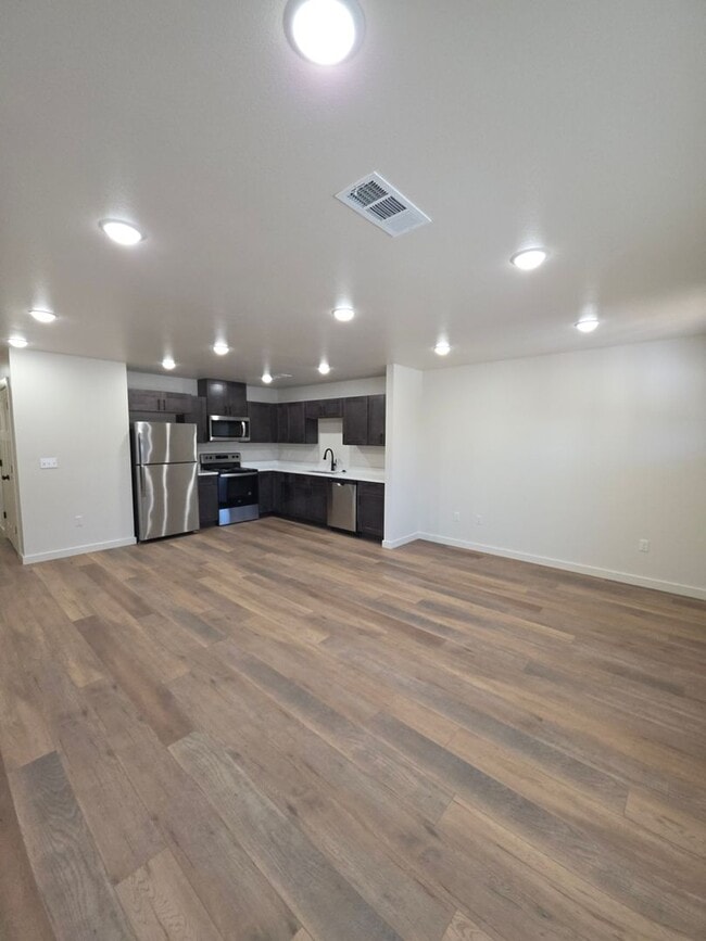 Building Photo - 703 W 12th St