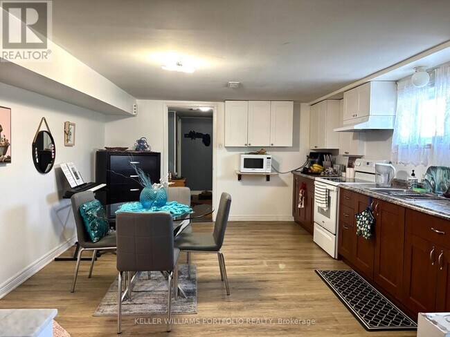 Photo du bâtiment - 7841 Martin Grove Rd