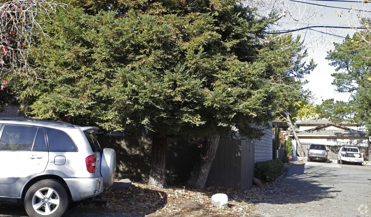 Building Photo - 1744 Parkside Dr