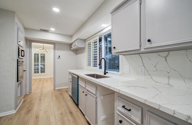 Foto del edificio - 2202 Briarview Dr