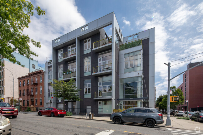 Building Photo - 390 Lorimer St